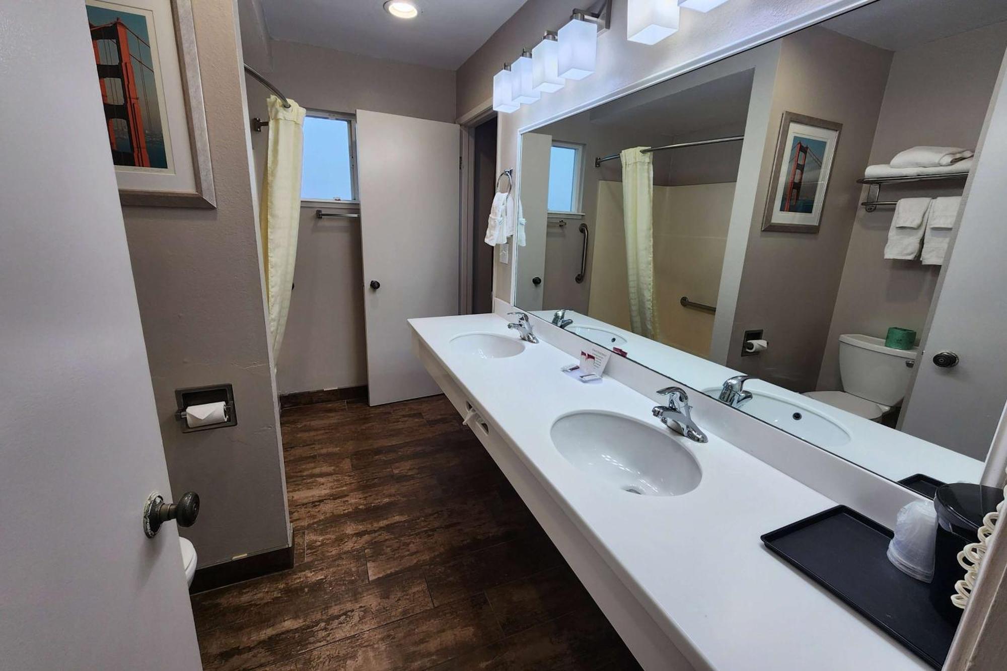 Ramada Bayside Inn & Suites Eureka Esterno foto