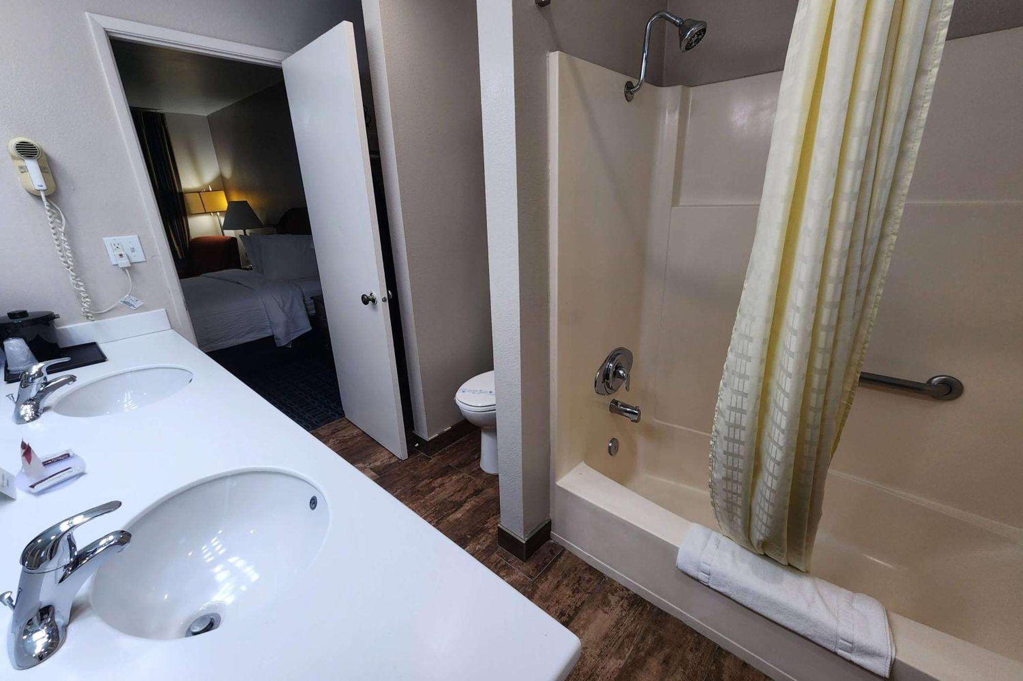 Ramada Bayside Inn & Suites Eureka Esterno foto