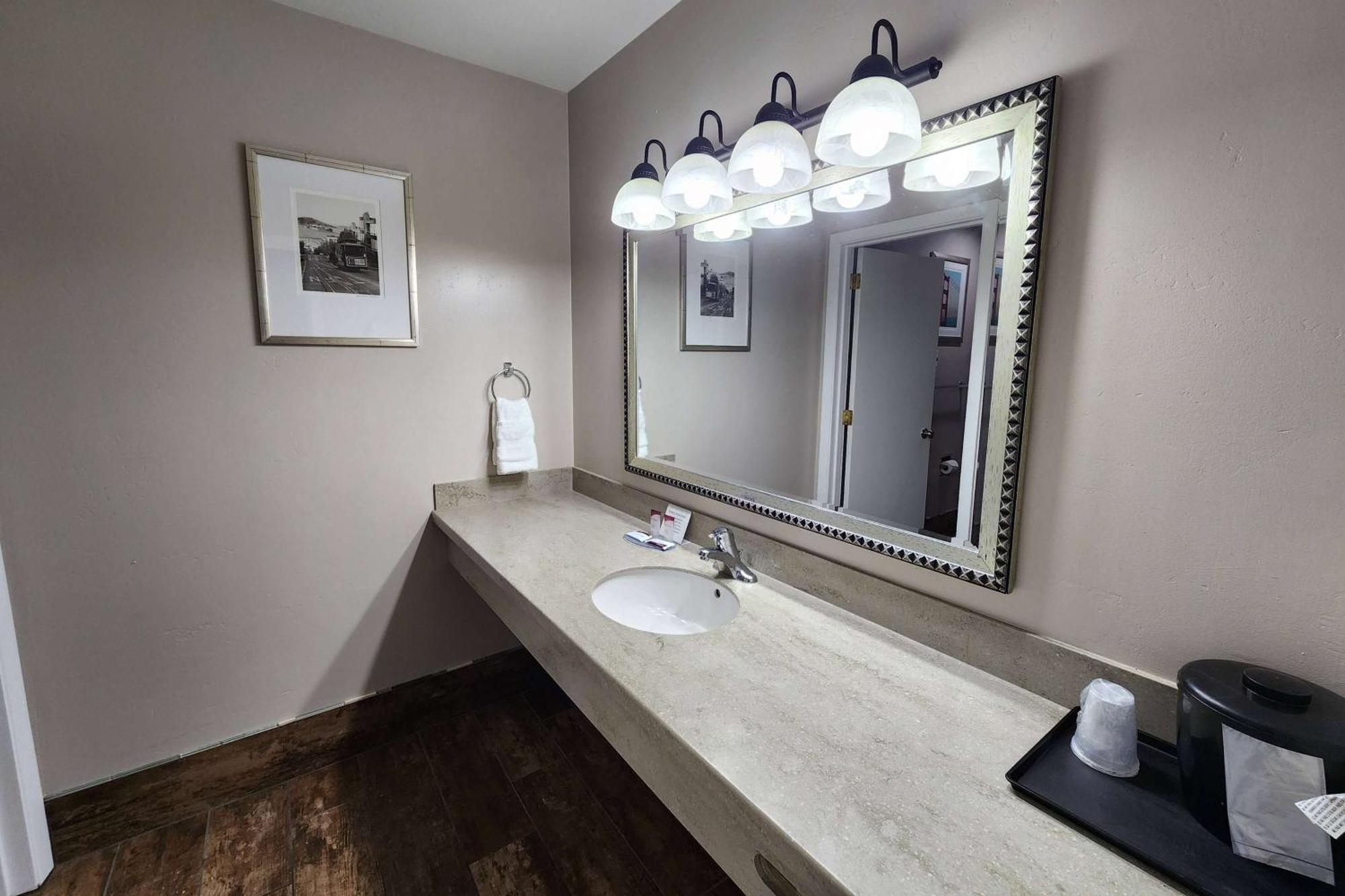 Ramada Bayside Inn & Suites Eureka Esterno foto