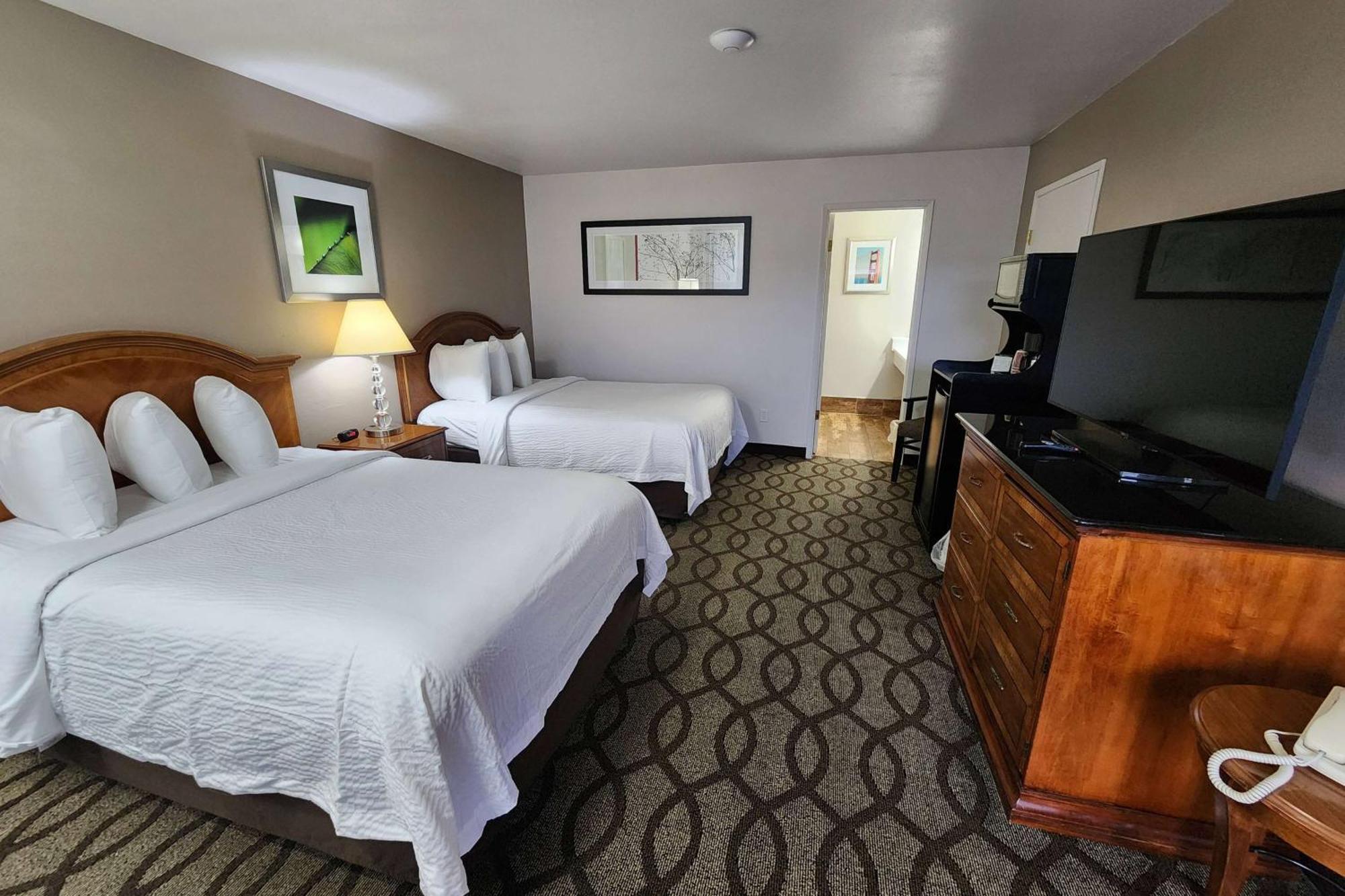Ramada Bayside Inn & Suites Eureka Esterno foto