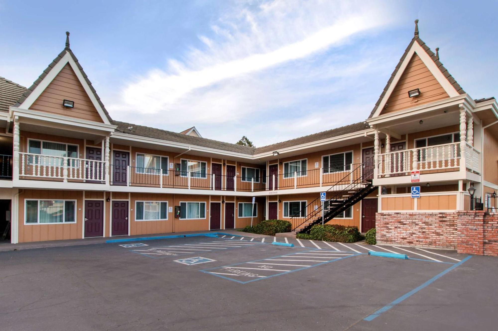 Ramada Bayside Inn & Suites Eureka Esterno foto